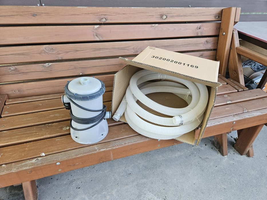 Pompka do basenu z wężami