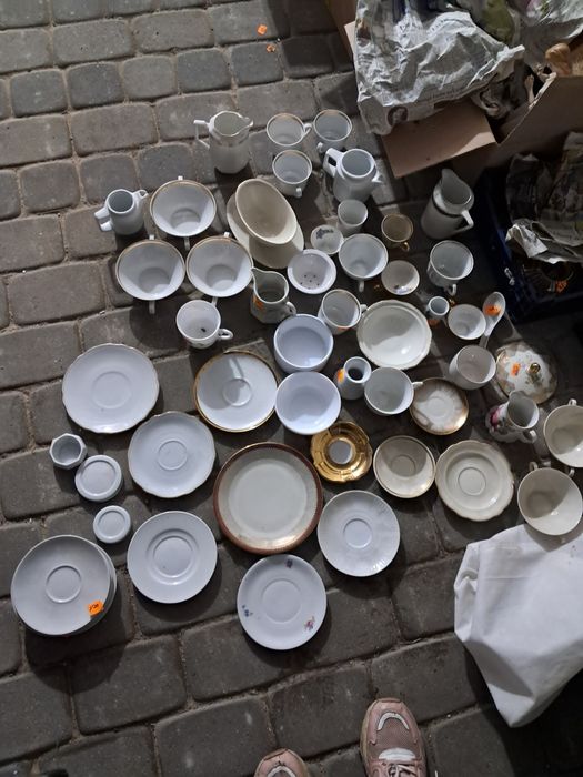 Porcelana, szkło, figurki, żyrandole, obrazy