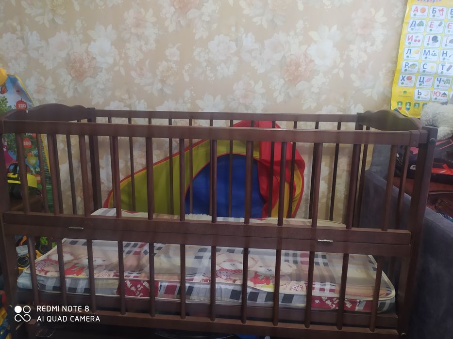 Дитяча кроватка з маятником