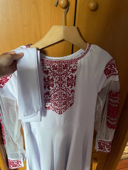 Продам вишите плаття яке одягала тільки двічі