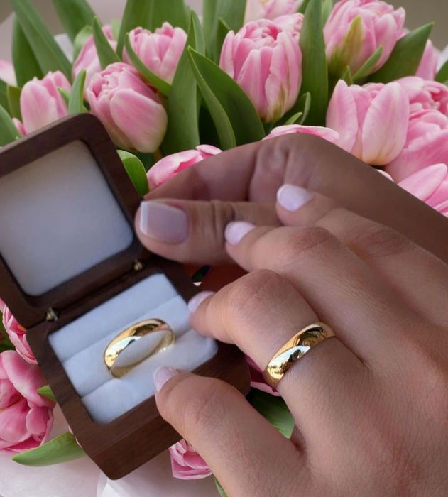 Para eleganckich złotych OBRĄCZEK ślubnych