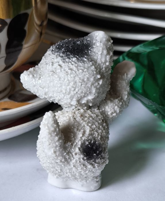 Figurka kot piękna stara porcelana