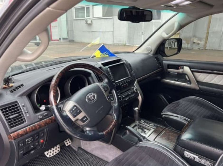 Toyota Land Cruiser 200 год 2011