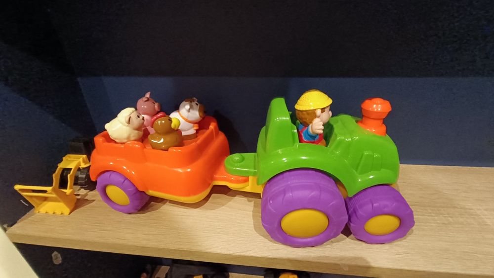 Traktor z przyczepą zabawka interaktywna