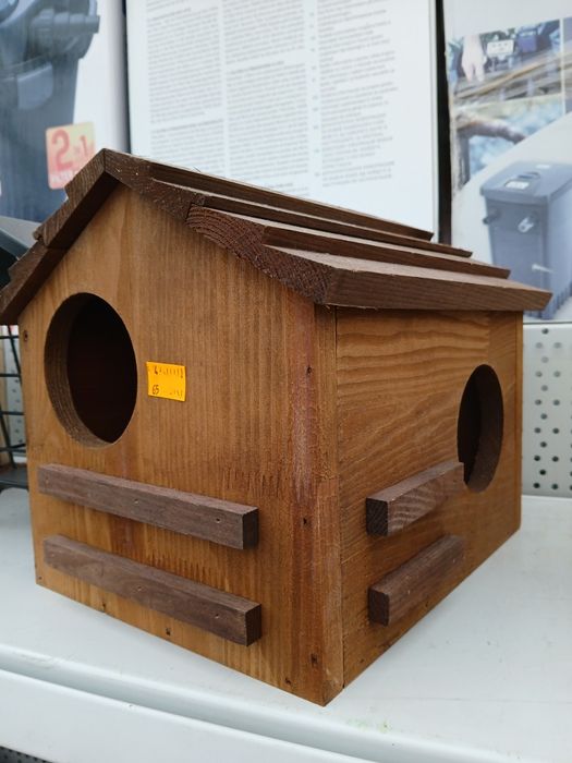 Drewniana budka dla ptaków