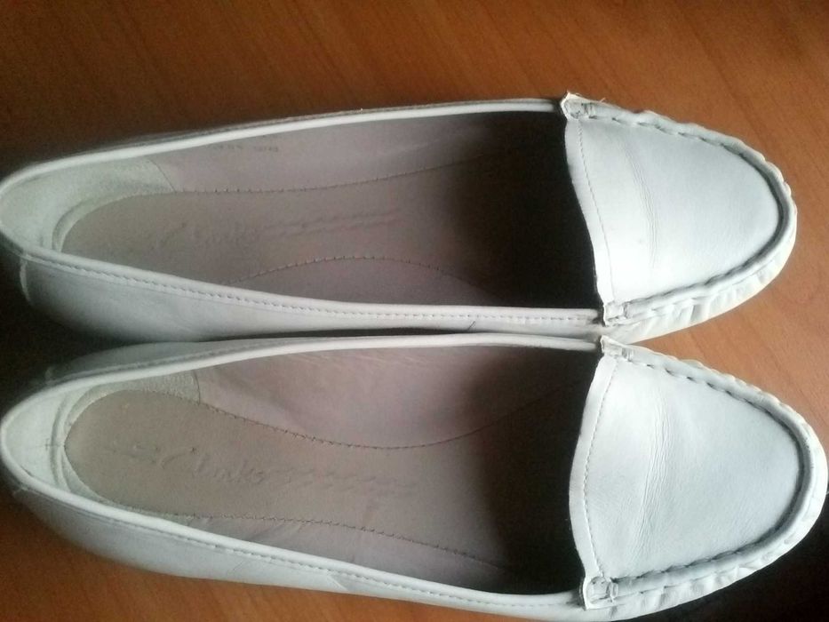 Продам   белые туфли/мокасины/лоферы Clarks