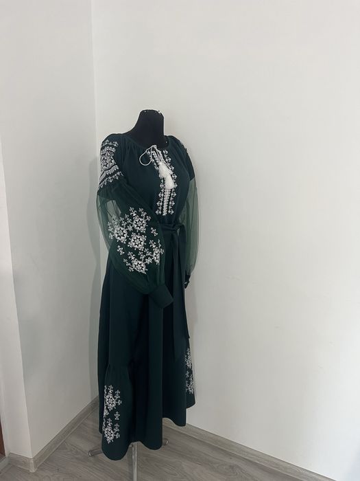 Модні вишиті плаття