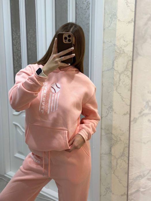 Спортивний жіночий костюм