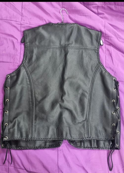 Colete cabedal novo com mosquetões.