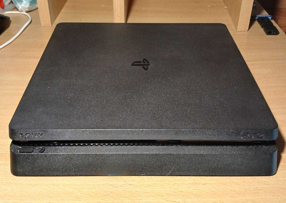 PS4 Slim 1TB в ідеальному стані + 5 ігор у комплекті