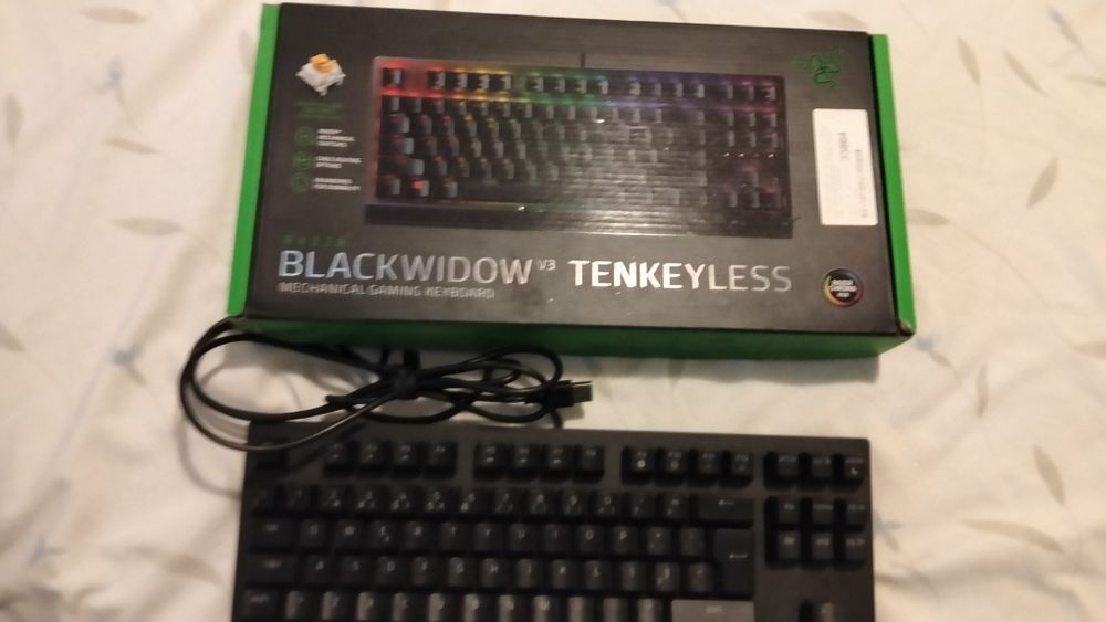 Teclado Razer com fio, pouco usado e em ótimo estado de conservação. Valor entre 30 e 40 negociável. Quero vender rápido!!