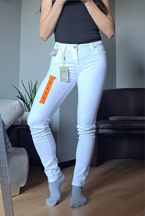 Białe spodnie skinny