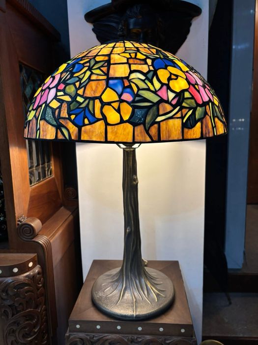 Candeeiro de mesa ao gosto “Tiffany “. Base metálica e vidro.