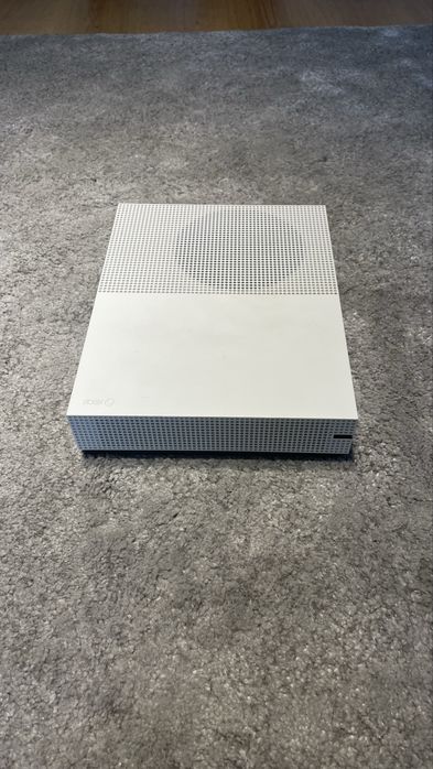XBOX ONE S + 2 Pady