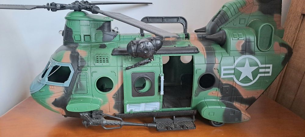 Conjunto de brinquedos, helicóptero militar, jipe e soldado
