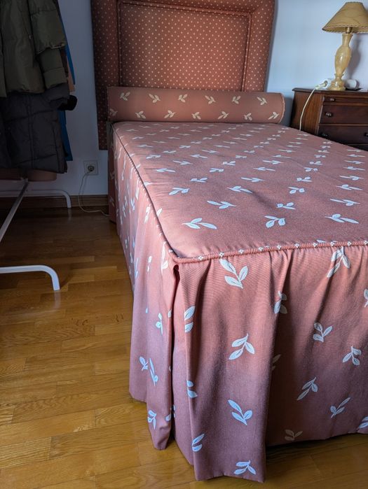 Cama individual composta por cabeceira, estrado, colchão e colcha