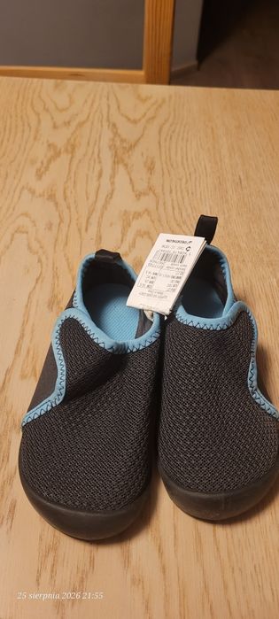 Kapcie, pantofle decathlon w rozmiarze 27. Wygodne, miękkie i podeszwa wyginająca się.. Kolor: niebiesko szary. NOWE BEZ METKI.