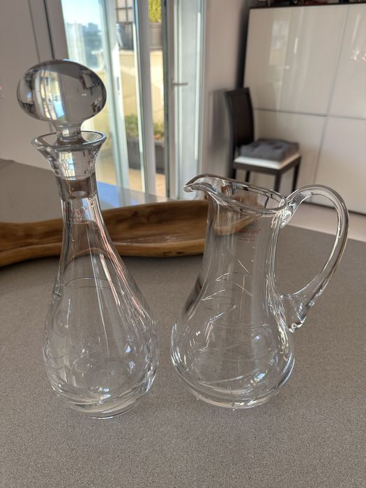 Copos de cristal lapidado e jarras com design moderno