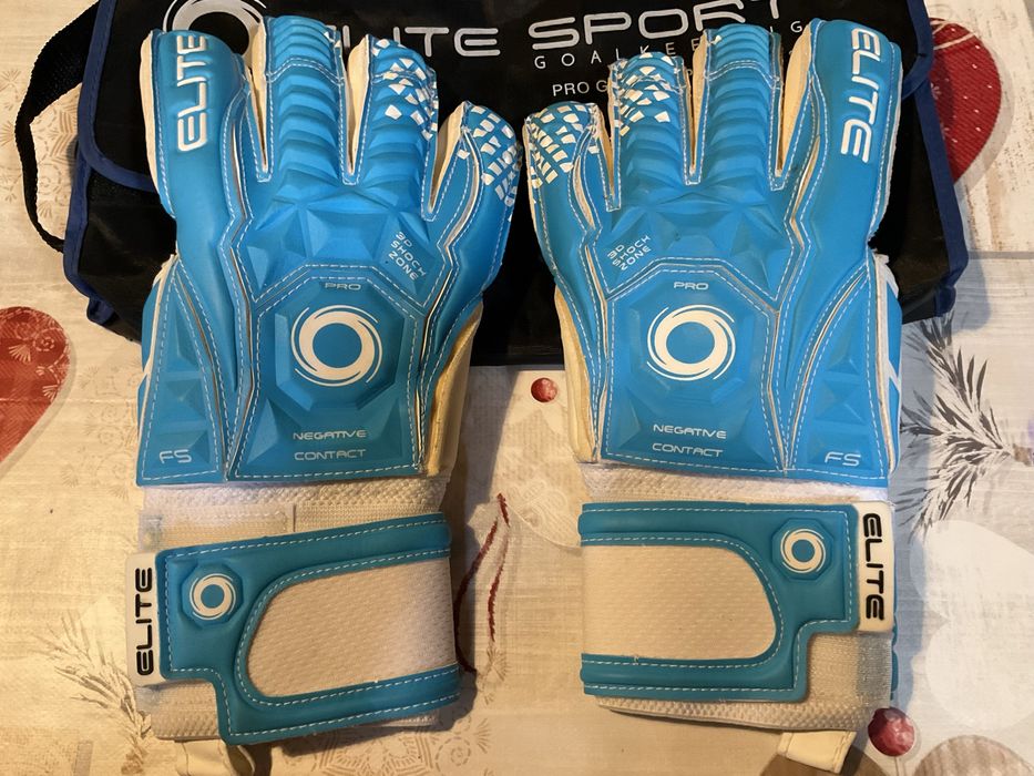 Luvas de guarda redes assinadas por Simon Mignolet