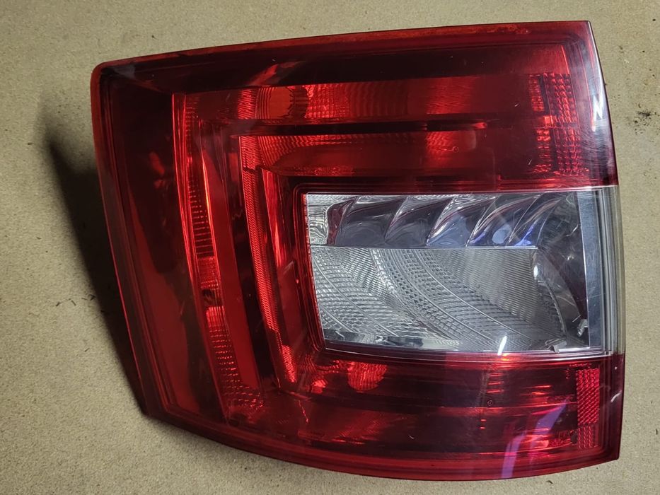 Klosz lampy lewy Octavia 3 kombi