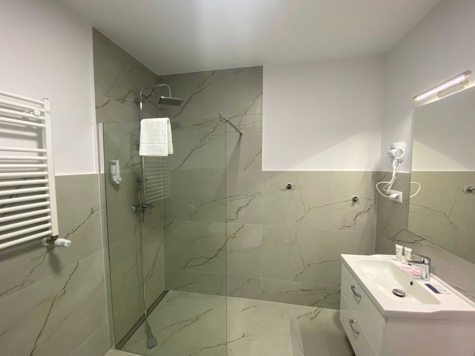 Apartament z aneksem kuchennym i łazienką Przestronny
