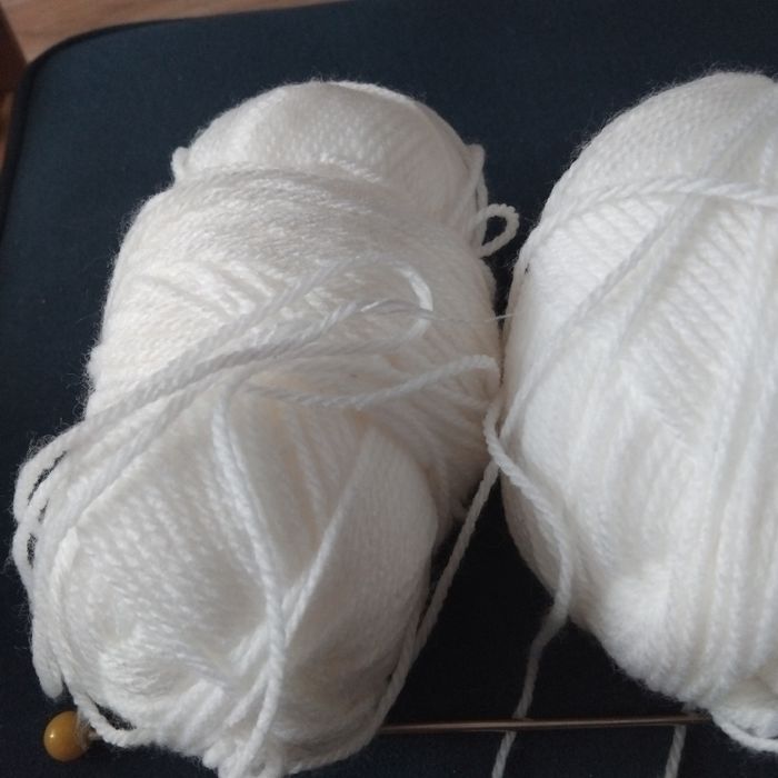 Włóczka biała 2 sztuki z drutem.