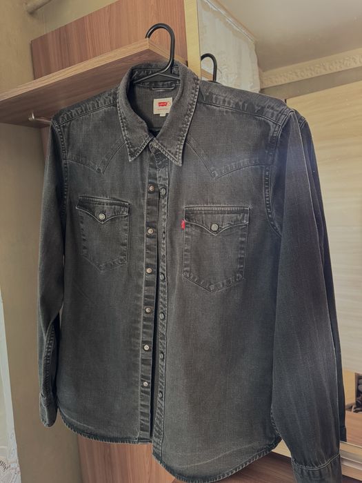 стандартна чоловіча джинсова сорочка від бренду Levi's