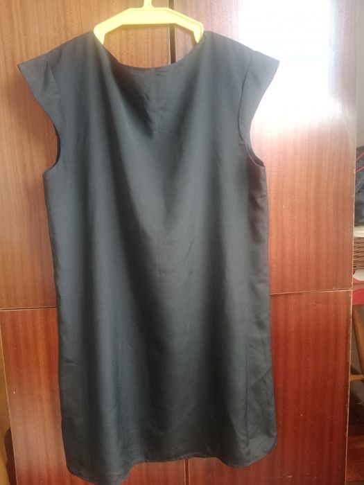 Vestido preto com pregas a frente