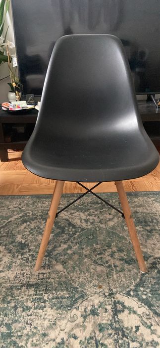 4 cadeiras para mesa de jantar cor preta.