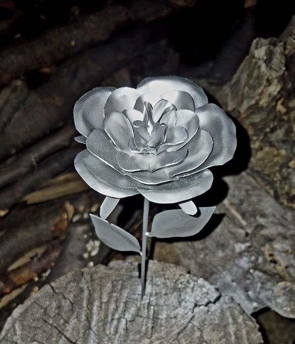 Róża ze stali nierdzewnej rękodzieło