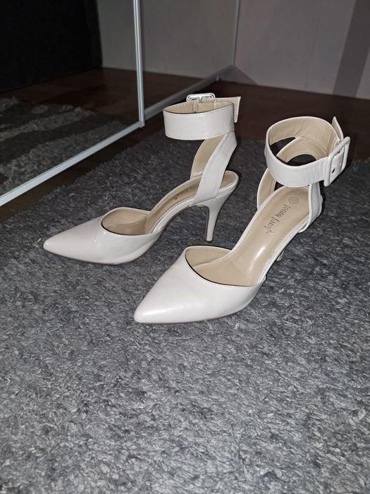 Eleganckie, zapinane wokół kostki beżowe szpilki