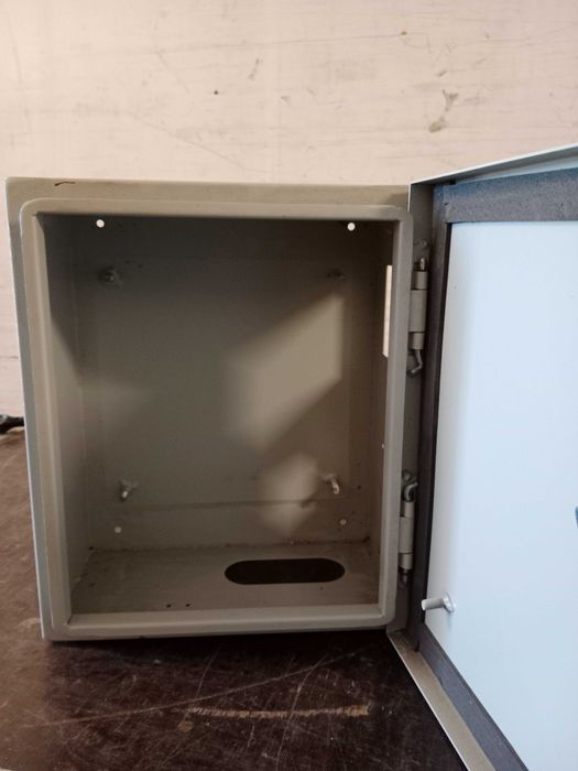 Solidna metalowa obudowa rozdzielnicy, szafy sterującej CNC