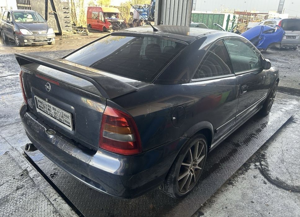 Opel Astra Bertone na części