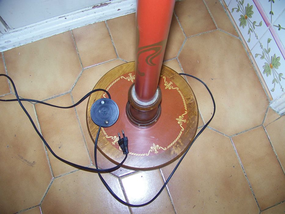candeeiro de pé em madeira