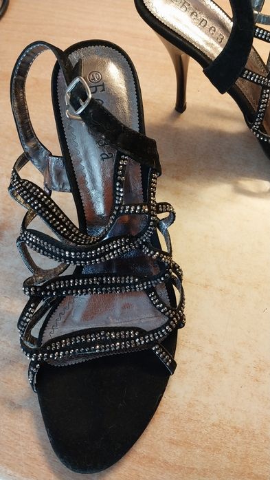 Босоніжки дуже гарні , нові  удобні