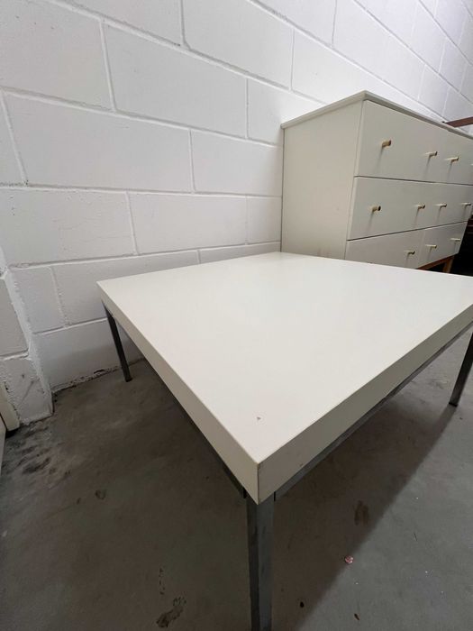 Mesa de Apoio / Centro Branco Minimalista + Estrutura de Metal