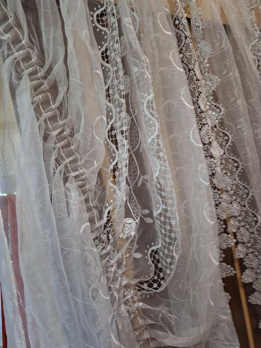 Biała firanka o wymiarze 120 x 154 cm.