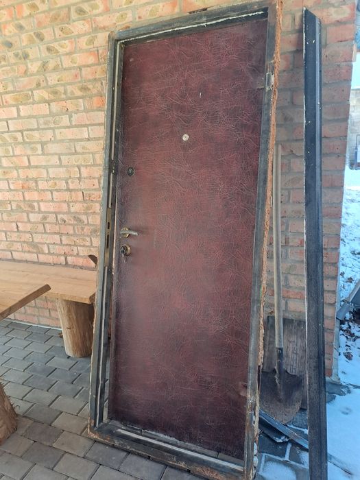 Дівері вхідні дерев'яні, і металеві