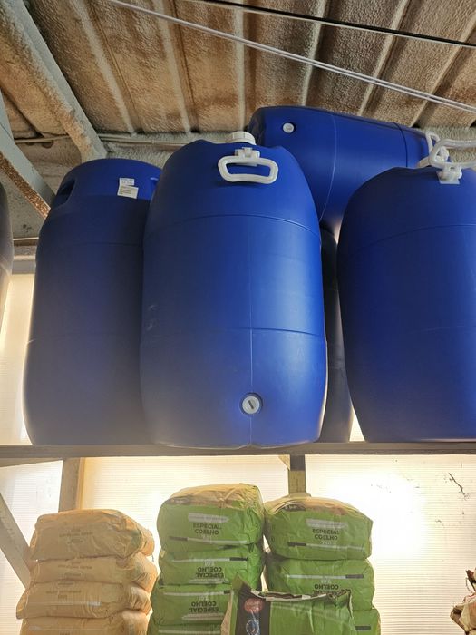 Pipo de 65 litros plástico.