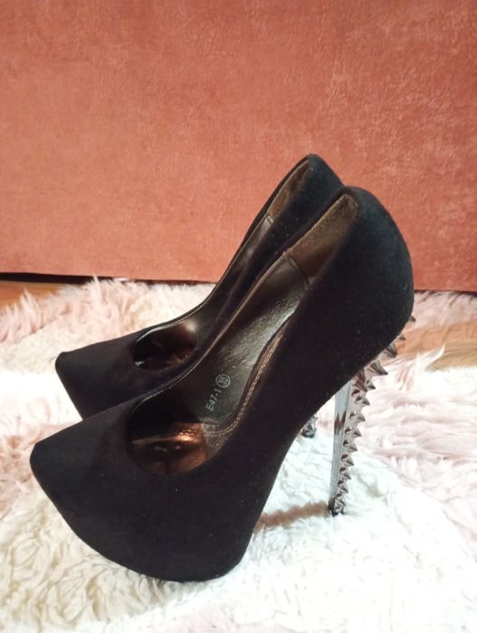 Туфли с шипами...