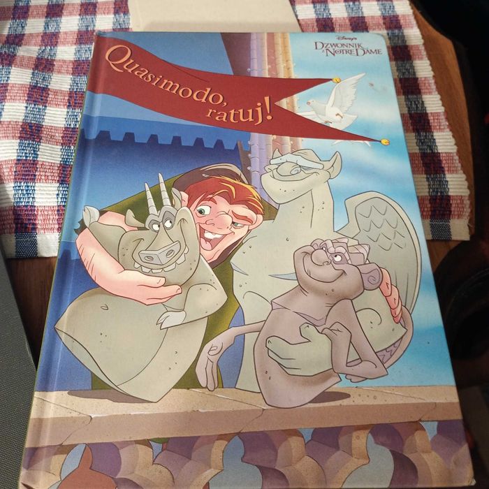 "Quasimodo, ratuj!" Walt Disney