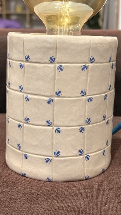 Candeeiro de mesa em cerâmica feito à mão com padrão de azulejo.