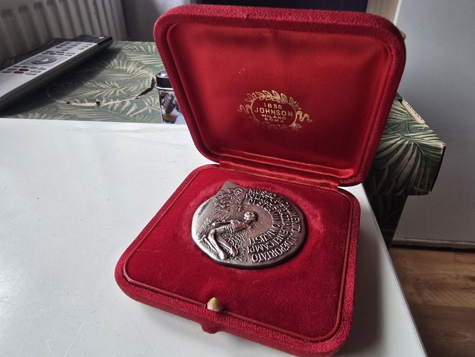 Srebrny medal z 1973 roku – Muzeum Pomnika Deportowanych, Carpi, Zamek Pio (Castello dei Pio). Projekt: S. Johnson.
