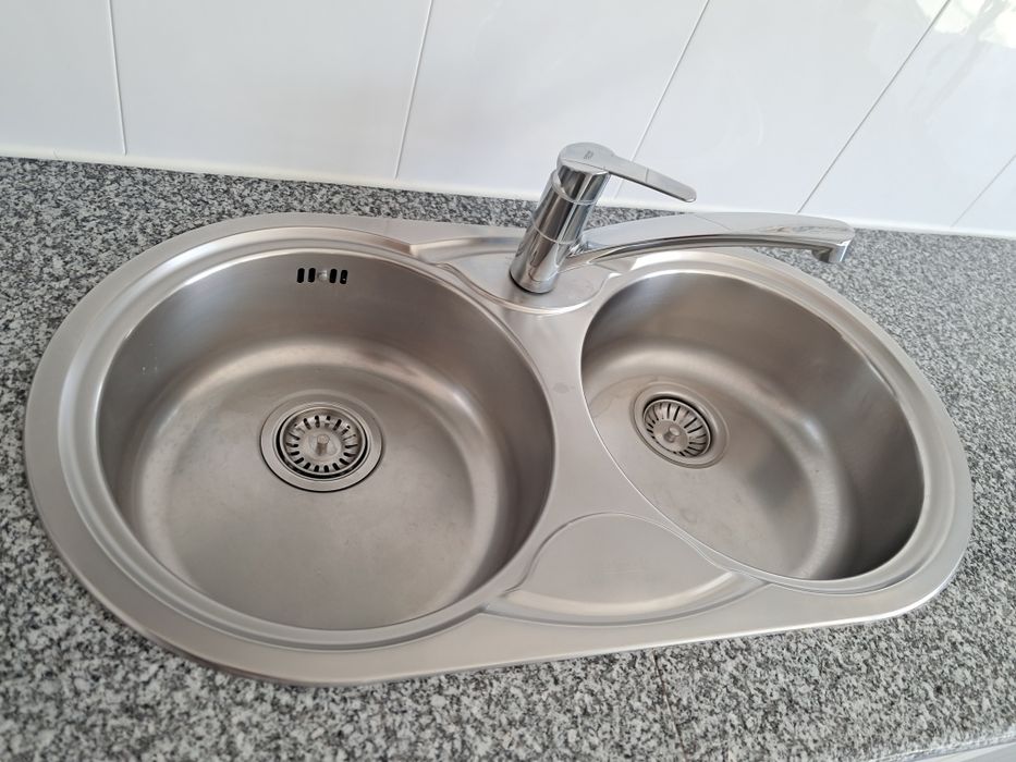 Bancada de cozinha em granito + lava-loiça