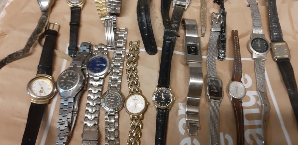 Vários relógios usados