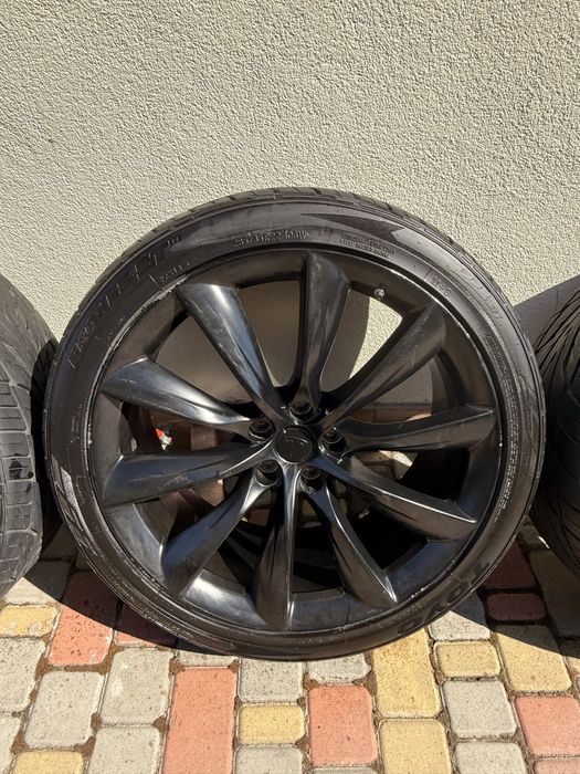 Колеса в зборі з датчиками тиску 5/120 R22 стояли на TESLA X