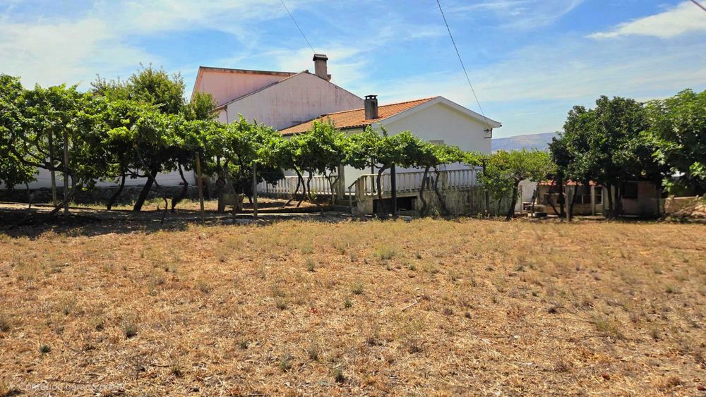 Moradia T2+1 com terreno com 925m²