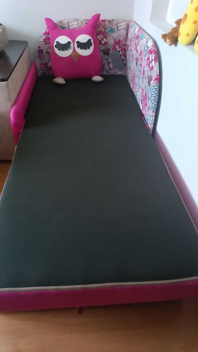 Диван для дівчинки.