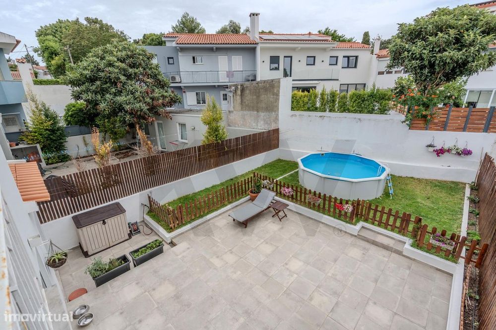 Moradia T3 Remodelada com Jardim, Terraço e Garagem em São Domingos de