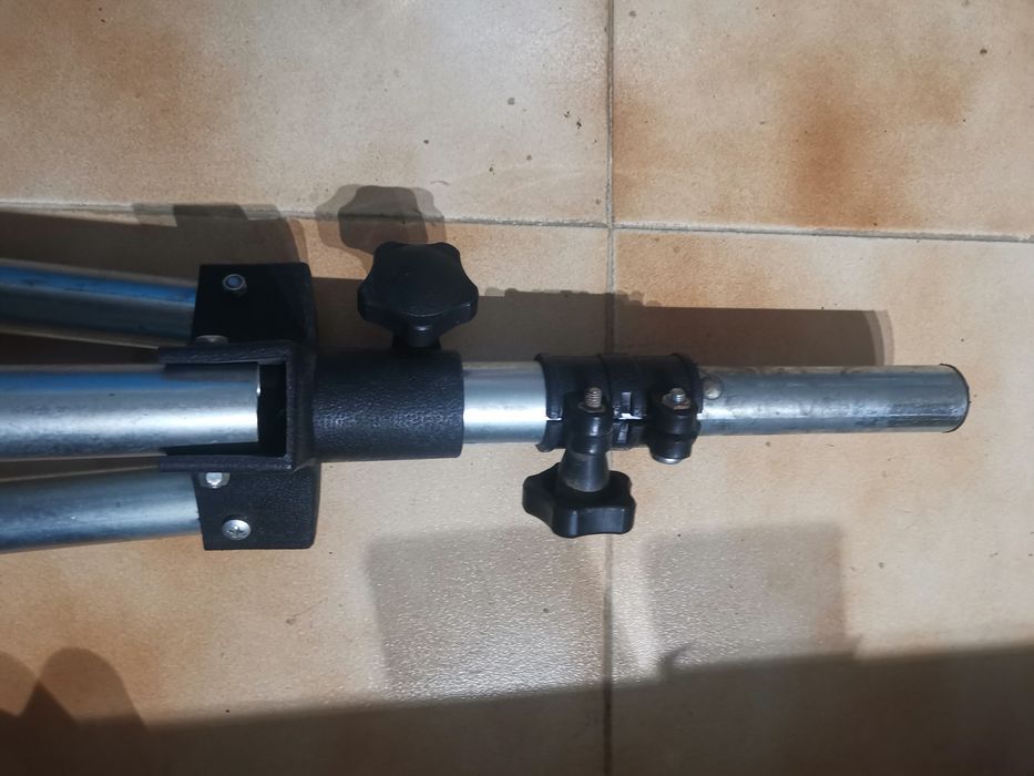 Tripé Para equipamentos som, antenas, etc.
